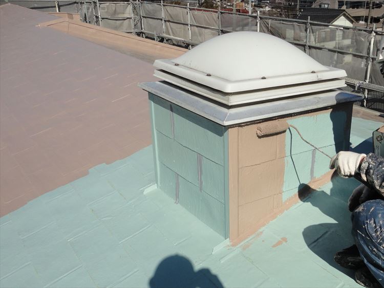 アスファルトシングル屋根部 ウレタン塗膜防水 トップコート上塗り（1回目）