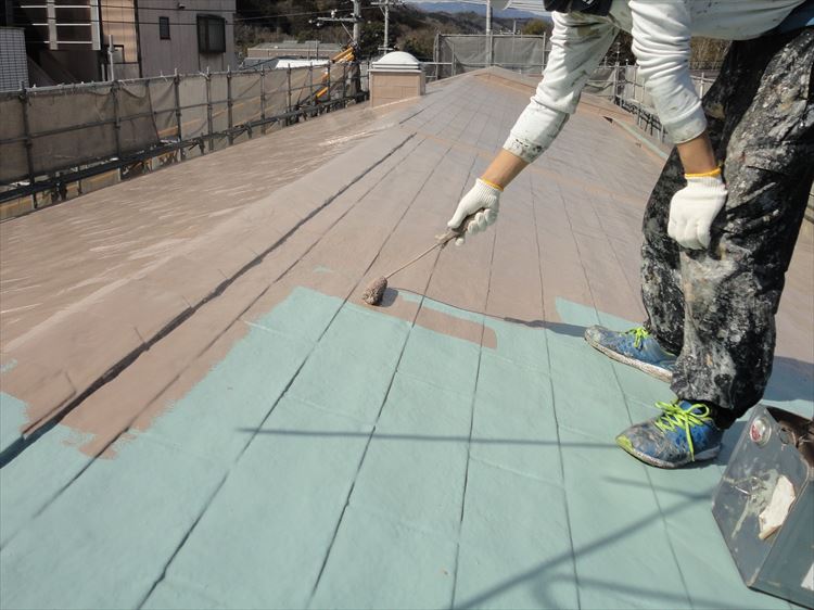 アスファルトシングル屋根部 ウレタン塗膜防水 トップコート上塗り（1回目）