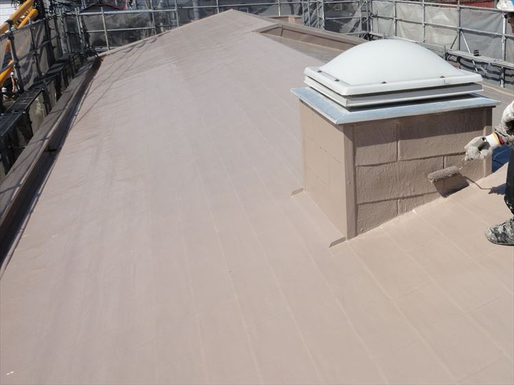 アスファルトシングル屋根部 ウレタン塗膜防水 トップコート上塗り（2回目）
